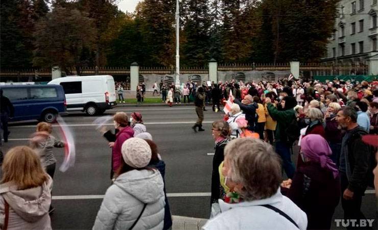 В Минске на «Марше пенсионеров» силовики применили спецсредства. Взрывы попали на видео