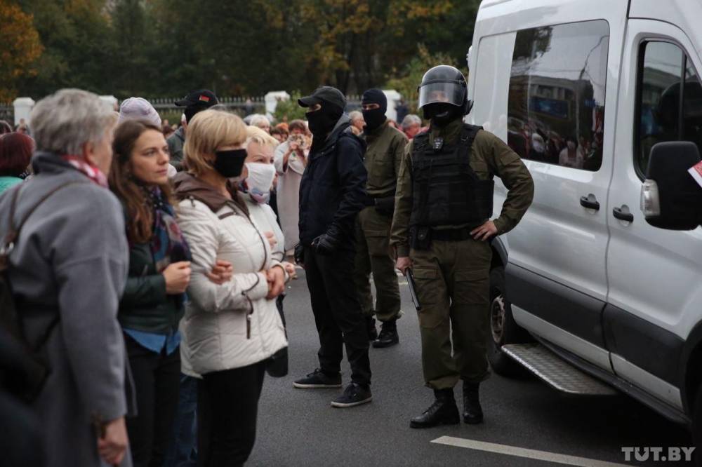 "Марш пенсионеров" в Минске - силовики применили против пожилых людей слезоточивый газ и гранаты фото и видео