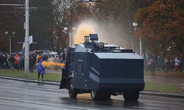 Белорусская милиция пригрозила участникам протестов боевым оружием