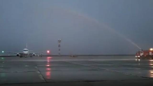 Пожарные машины облили самолёт из Екатеринбурга в аэропорту Кемерова