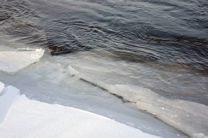 Двое мальчиков погибли, провалившись под лед в Иркутской области