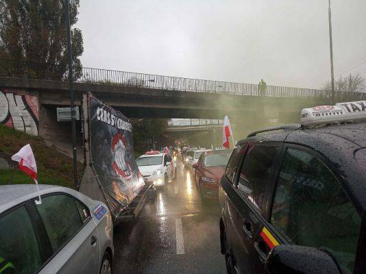 Польские таксисты перекрыли тоннель в Варшаве