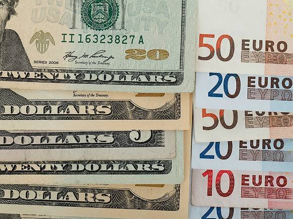Рубль в ходе торгов уступает доллару, но теснит евро