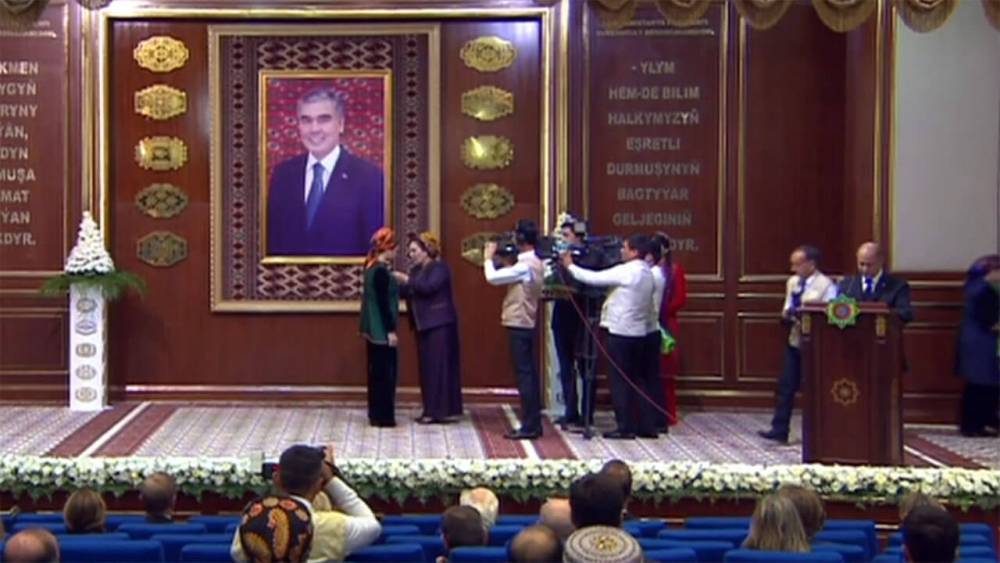 Личный врач Бердымухаммедова получил звание «Народный врач Туркменистана»