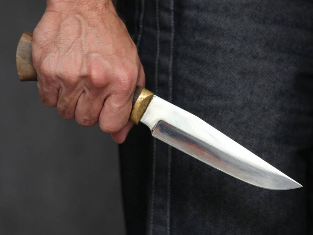 В Херсоне мужчина бросался с ножами на людей и угрожал расправой – полиция