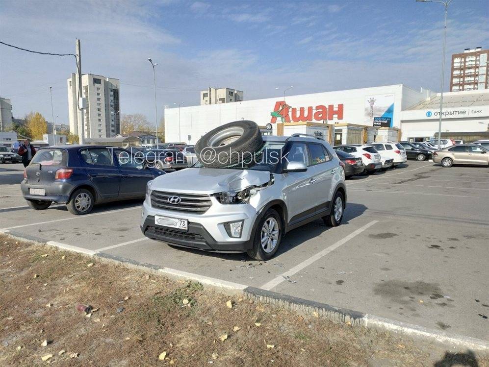 В Ульяновске на иномарку приземлилось грузовое автомобильное колесо