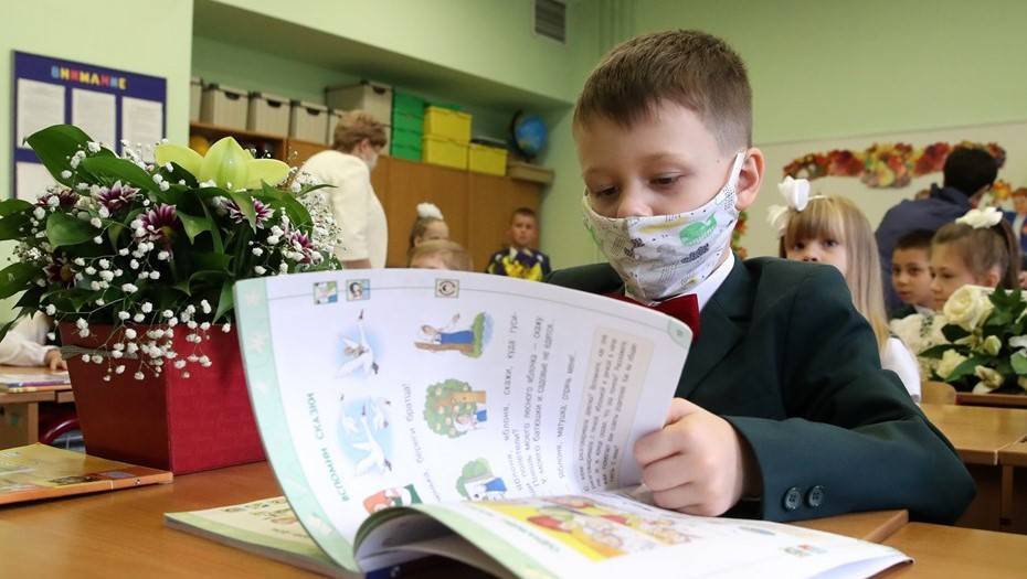 В Петербурге резко выросла заболеваемость COVID-19 среди школьников