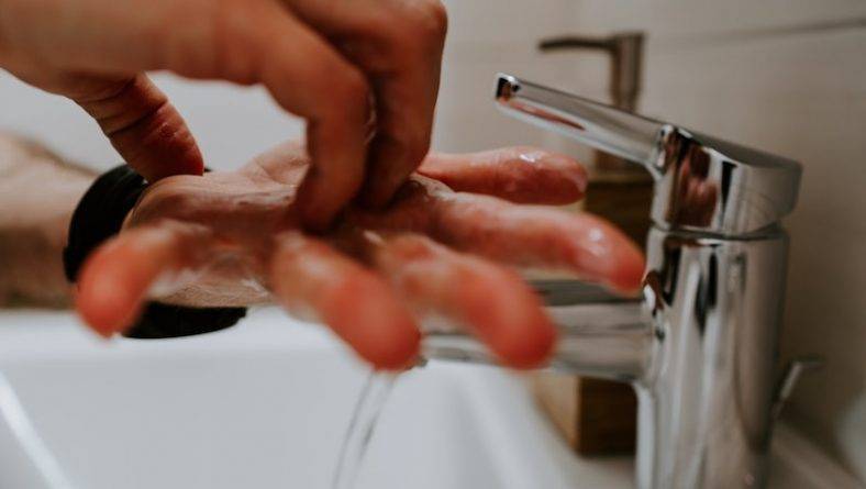 CDC: Молодые белые мужчины моют руки реже всех