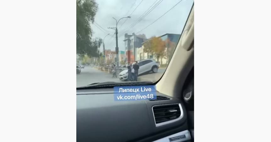 Автомобиль KIA встал на “нос” в центре Липецка (видео)