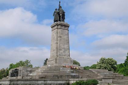 Россия возмутилась осквернением советского памятника в Болгарии