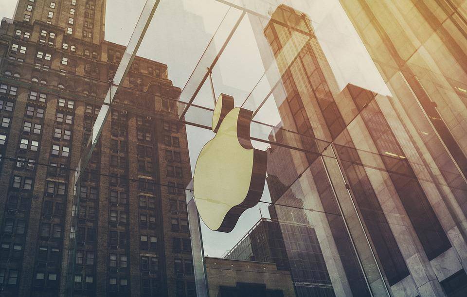 После презентации новых iPhone компания Apple резко повысила цены в России