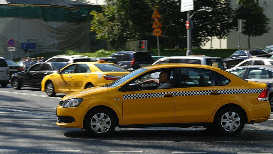 Такси упало в Яузу в центре Москвы, водитель погиб