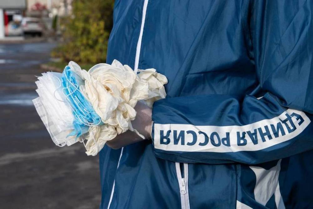 Маски и перчатки снова начали раздавать на остановках в Пскове