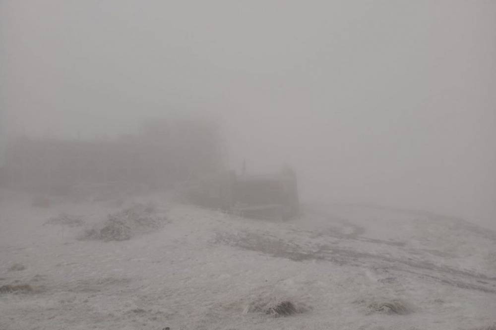 В Карпатах на праздник Покрова ухудшилась погода, и выпал снег