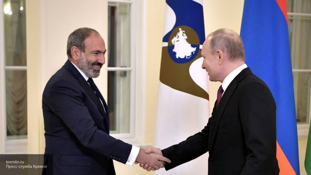 Пашинян поблагодарил Путина за посредническую роль РФ по Карабаху