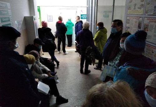В поликлинике Барнаула во время визита губернатора «спрятали» очередь из больных