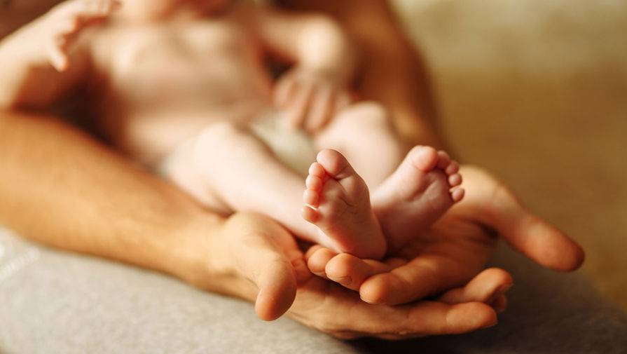 Рожденный суррогатной матерью ребенок умер в Петербурге