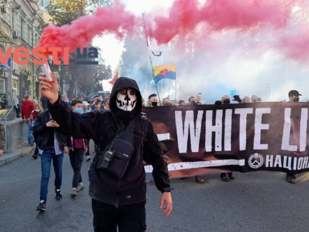 В Киеве на марше УПА сожгли флаги России и ЛГБТ, а знамя ЕС облили краской