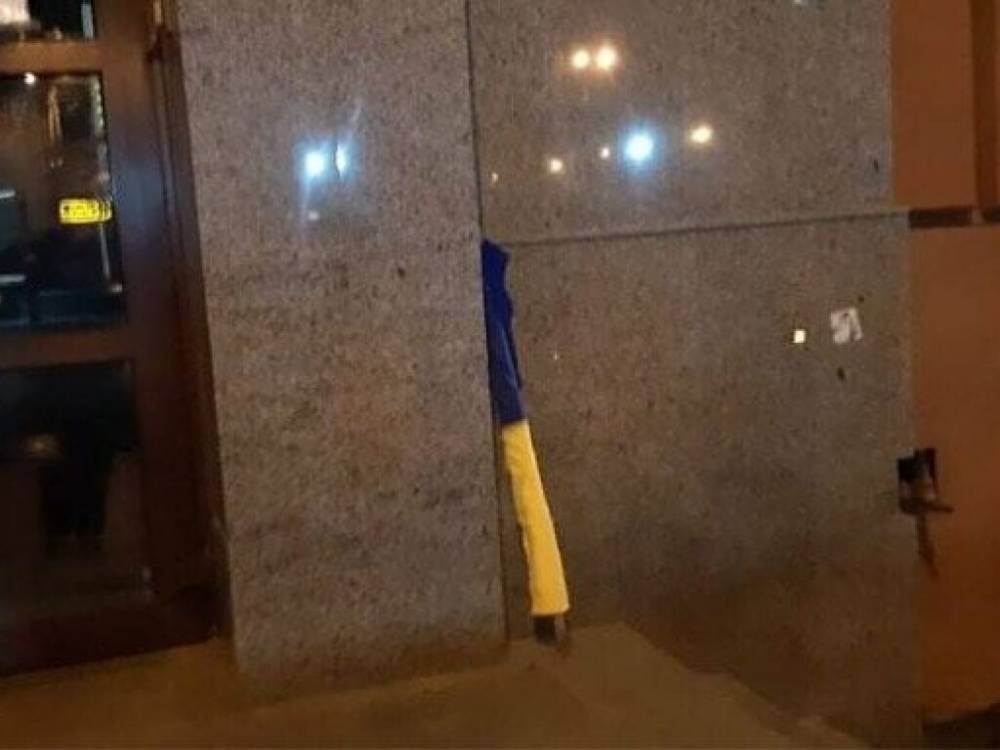 В Днепре пьяные мужчины надругались над флагом Украины: сорвали его со здания суда