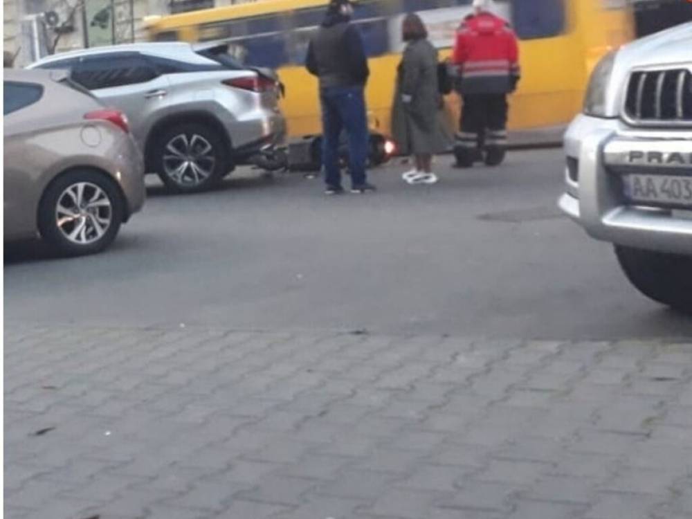 В центре Киева скутерист столкнулся с Lexus