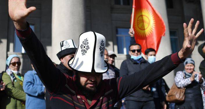 Президент Киргизии ушел в отставку на фоне протестов