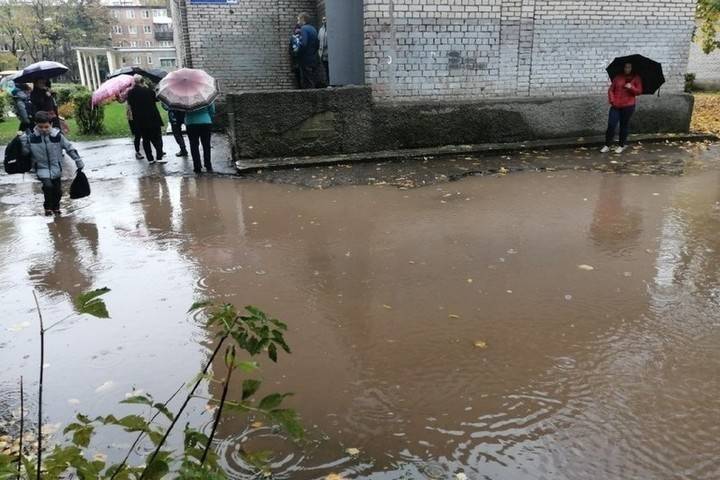 Мама псковского школьника: Не можем забрать детей во время дождей