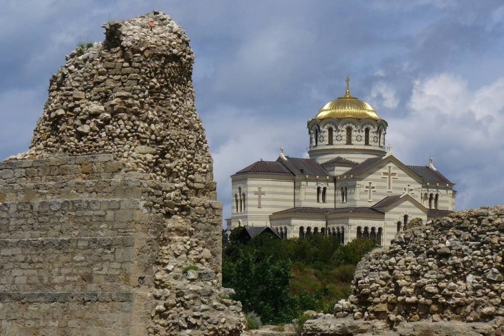 В Севастополе временно запретили экскурсии, спектакли и свадебные гуляния