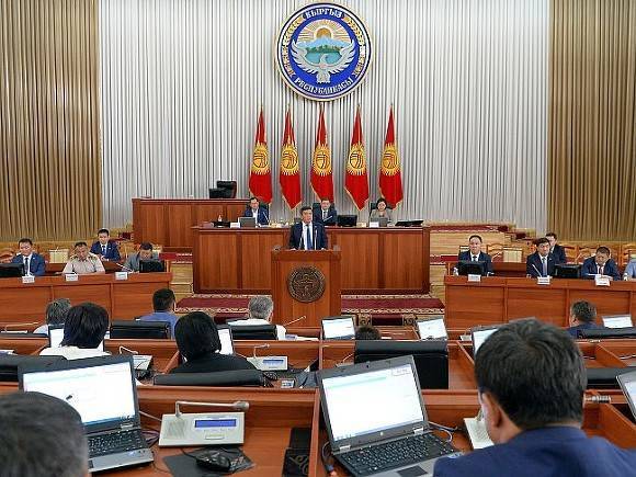 Оппозиционный премьер Киргизии получил полномочия президента