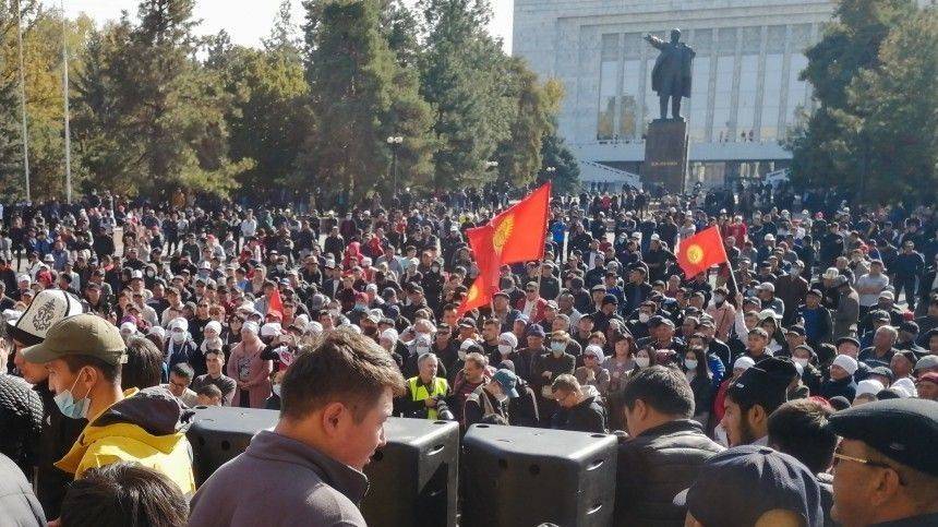 В Кремле отметили важность любых действий, стабилизирующих ситуацию в Киргизии