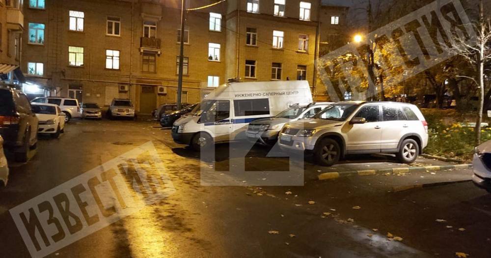 Саперы работают в доме на западе Москвы после задержания двух человек