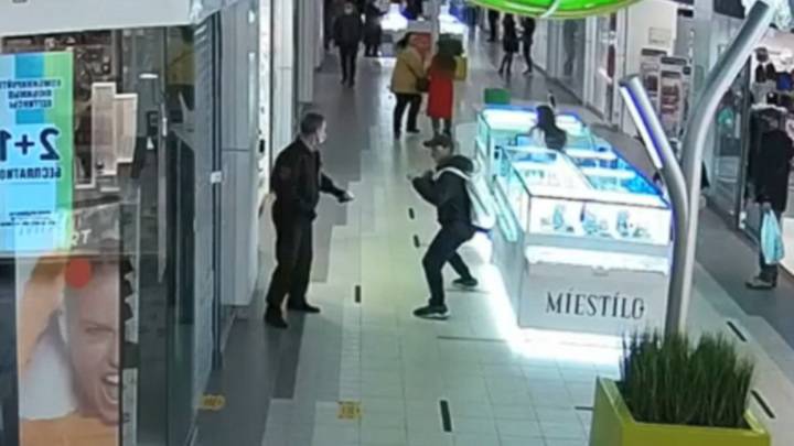 В Питере посетитель торгового центра подрался с охранником из-за маски