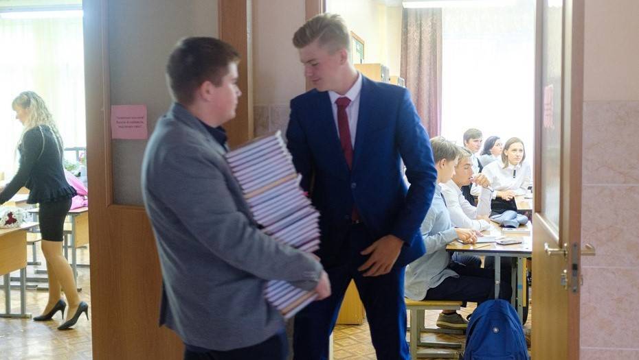 Петербуржцам предлагают проголосовать за коронавирусные ограничения в школах