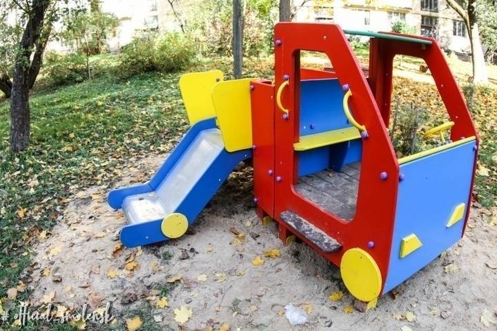В одном из районов Смоленска отремонтировали детские игровые площадки