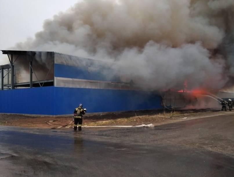 Пожарный поезд задействуют для тушения склада на Федосеенко