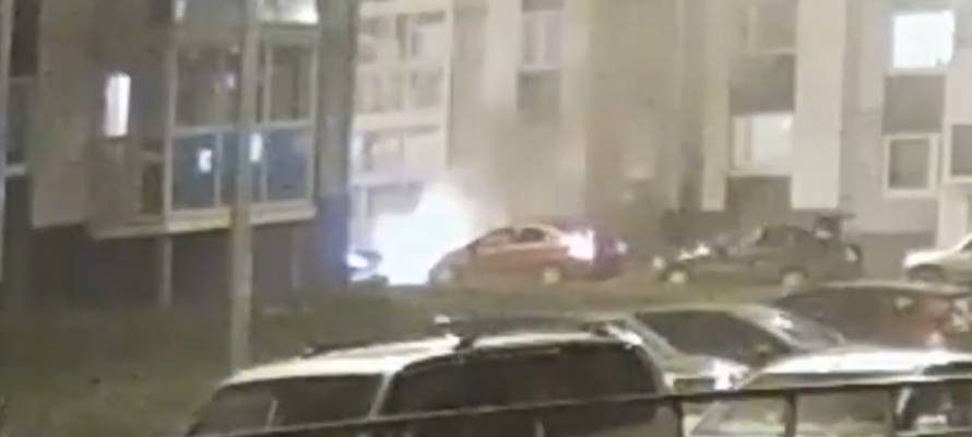 Автомобиль вспыхнул на Старой Кукковке в Петрозаводске (ВИДЕО)