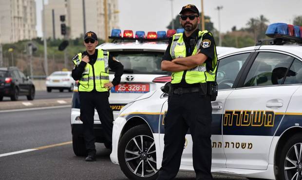 В Израиле полицейские взяли штурмом нарушившую карантин свадьбу