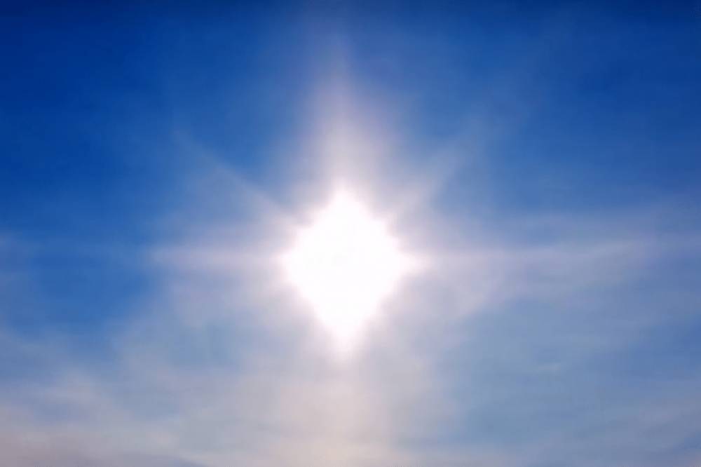 В небе над Китаем жители заметили ненастоящее солнце (фото)