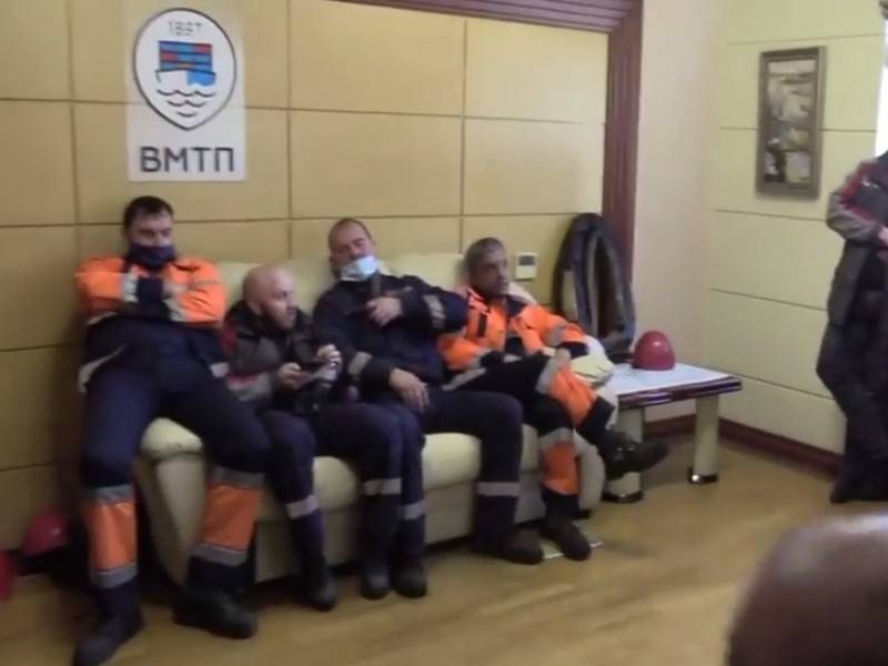 Работники морского порта во Владивостоке оккупировали кабинет гендиректора