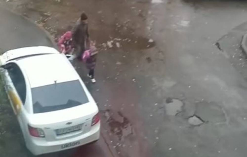 В Харькове водитель поставил под угрозу жизни детей, кадры: "На замечания не реагирует"
