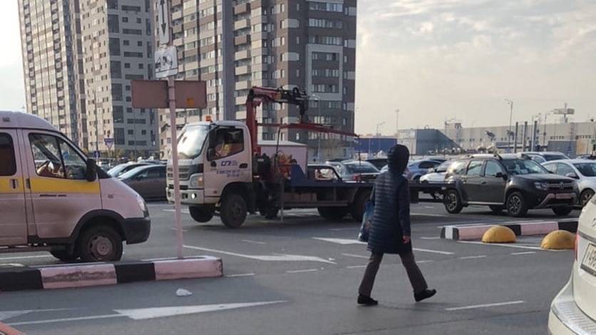 Сегодня в Тюмени эвакуируют машины из разных районов