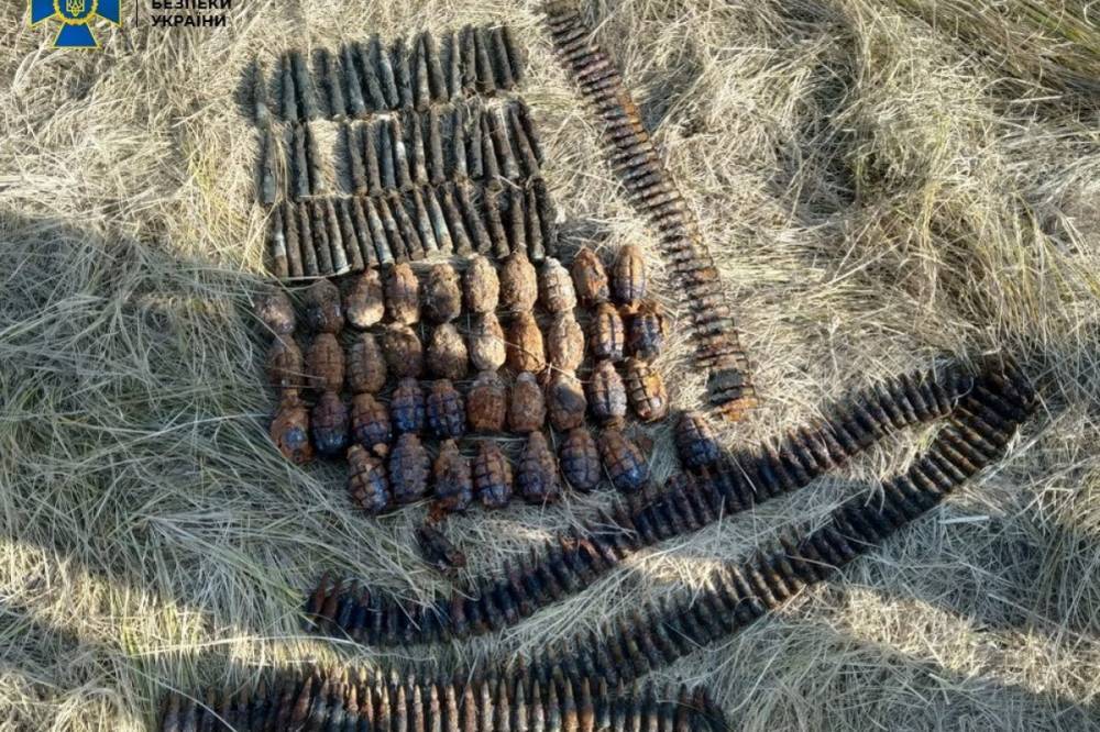 В Луганской области обнаружили два схрона с крупнокалиберными снарядами и гранатами