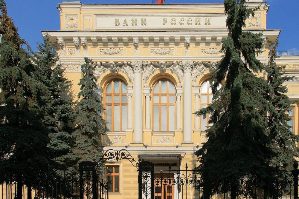 Банк России продает миллиарды долларов для поддержки рубля