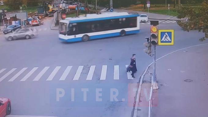 Видео: грузовик столкнулся с легковушкой на Бассейной улице