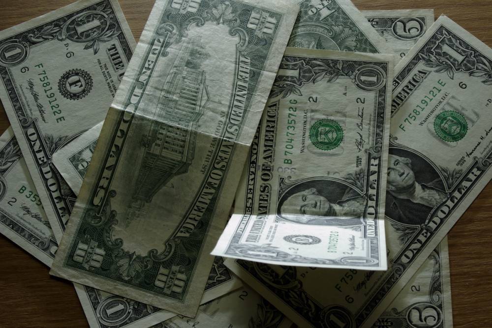 Эксперт предсказал курс доллара в 79 рублей