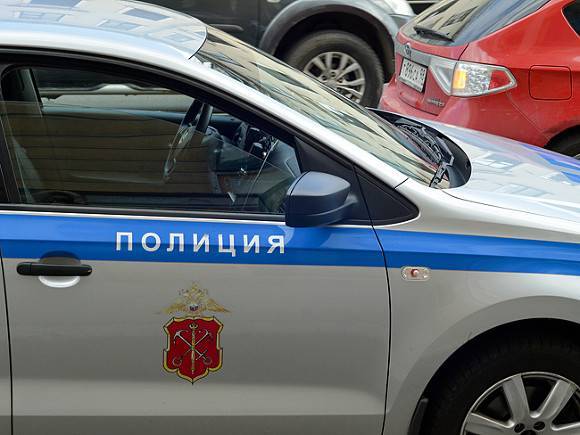 В центре Петербурга подросток пробежался по едущей полицейской машине (видео)