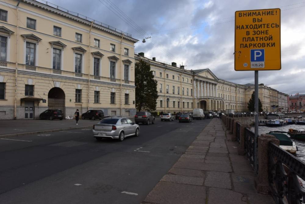 Смольный напомнил петербуржцам о сроках действия парковочных разрешений