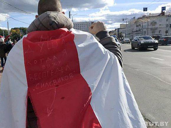 Руки за голову и марш: Белорусы устроили «шествие несвободных граждан» (фото, видео)