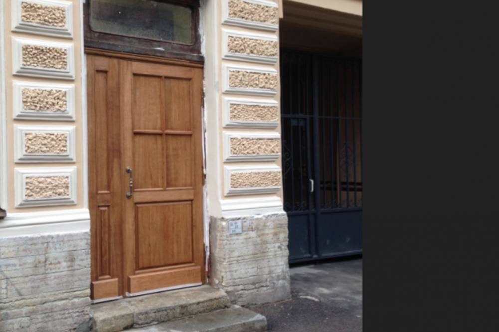 Петербуржцы пожаловались на новую дверь в историческом здании