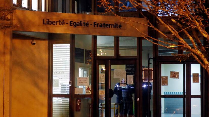 AFP: четыре человека задержаны по делу об убийстве учителя во Франции