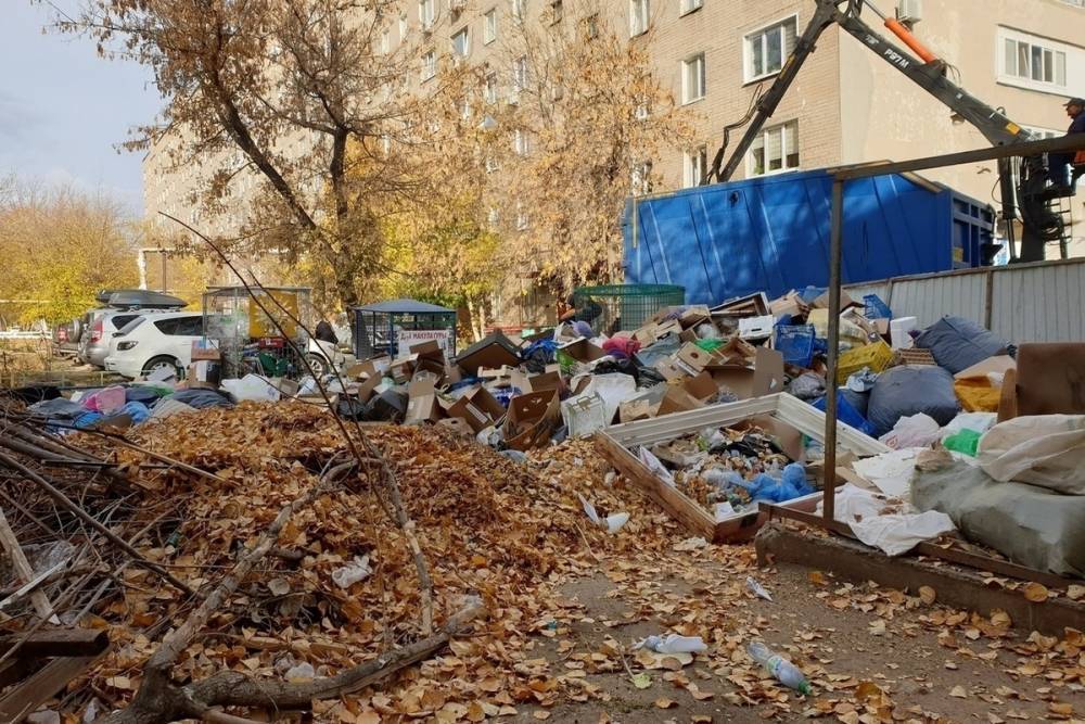 В Оренбурге причиной свалок во дворах стали драные мешки